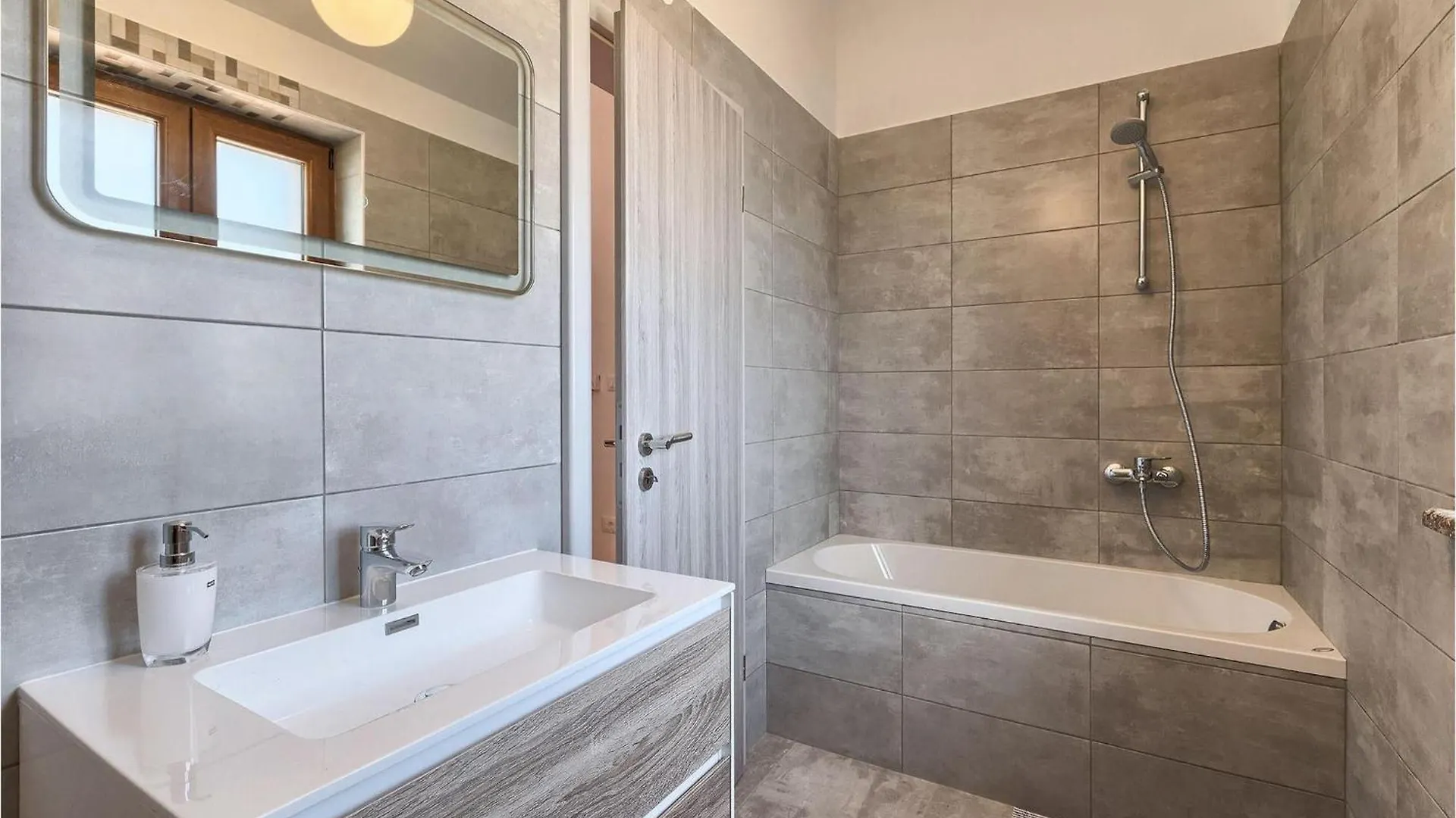 Holiday home Villa Montreo Muntrilj